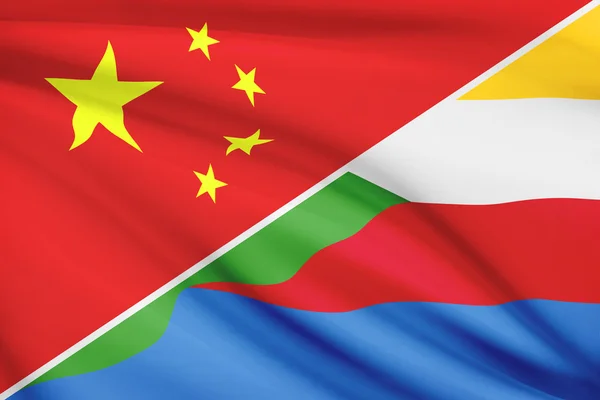 Série de drapeaux ébouriffé. la Chine et l'union des Comores. — Photo