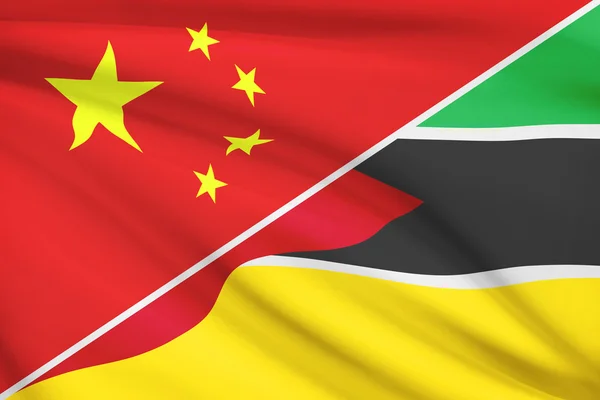 Serie di bandiere arruffati. Cina e Repubblica del Mozambico. — Foto Stock
