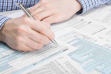 Amerika Birleşik Devletleri vergi form 1040 - vergi hesaplamaları yapan adam