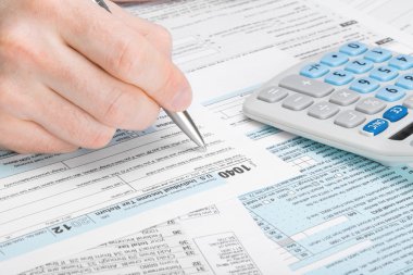 Amerika Birleşik Devletleri vergi form 1040 - vergi formu dolduran adam