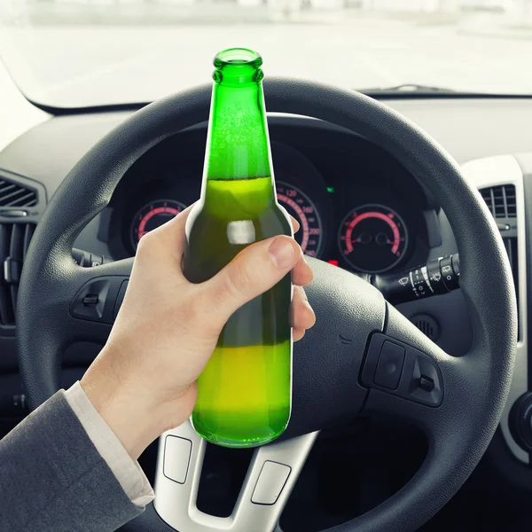 Man holding bottle of beer while driving - 1 to 1 ratio — Stock Photo, Image