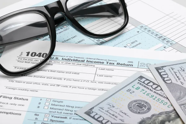 United States of America Tax Form 1040 with dollars and glasses — Stock Photo, Image