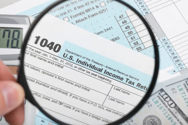 Ηνωμένων Πολιτειών φορολογική μορφή 1040 με μεγεθυντικό φακό — Φωτογραφία Αρχείου