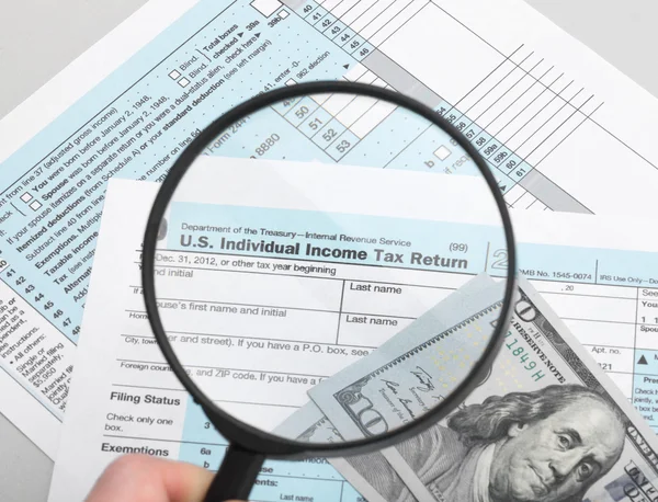 US Tax Form 1040 with magnifying glass — Stock Photo, Image