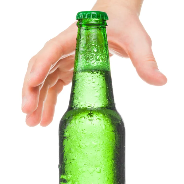 Hombre mano tratando de llegar a la botella de cerveza - studio le dispara a un blanco - relación 1 a 1 —  Fotos de Stock