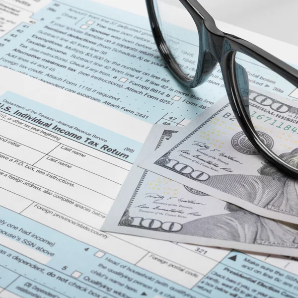 United States of America Tax Form 1040 with glasses - 1 to 1 ratio — Stock Photo, Image