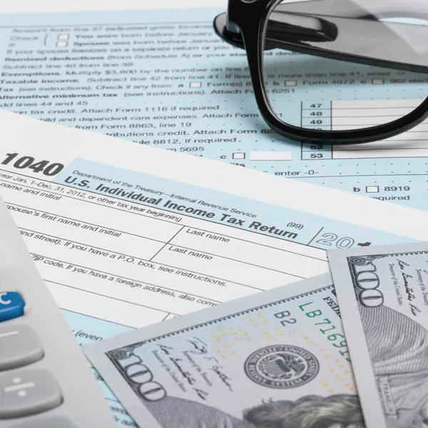 Estados Unidos formulario de impuestos 1040 con calculadora, dólares - relación 1 a 1 — Foto de Stock
