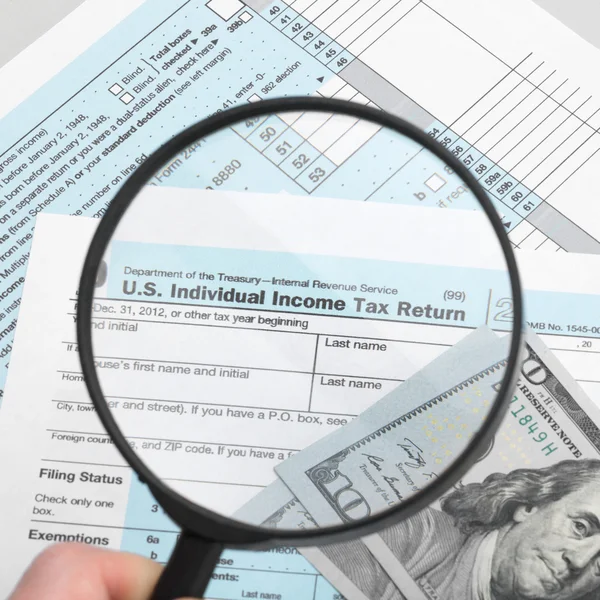 US Tax Form 1040 with magnifying glass - 1 to 1 ratio — Stock Photo, Image