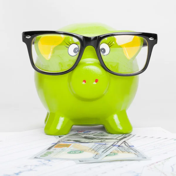 Groene piggy bank over beurs grafiek met 100 dollar bankbiljet - 1-1-ratio — Stockfoto