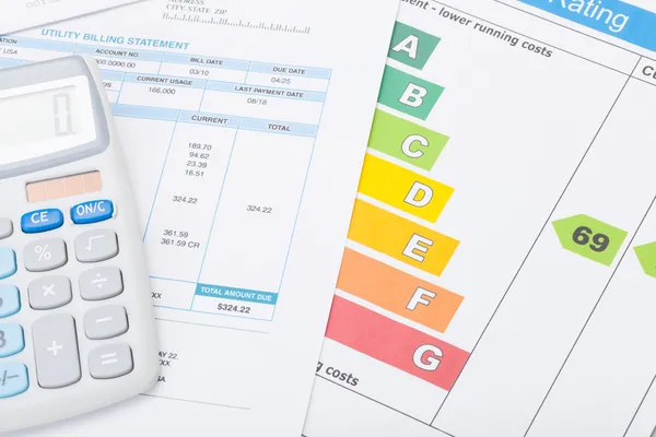 Calculator met energierekening en energie beoordeling grafiek — Stockfoto