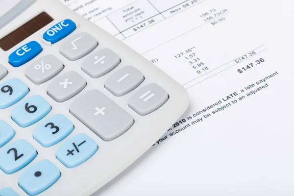 Factura de servicios públicos con la calculadora — Foto de Stock