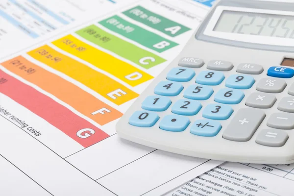 Gráfico de eficiencia energética con calculadora - studio disparó — Foto de Stock