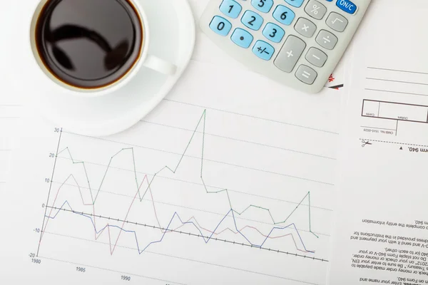 Taza de café sobre algunos documentos financieros - vista desde arriba —  Fotos de Stock