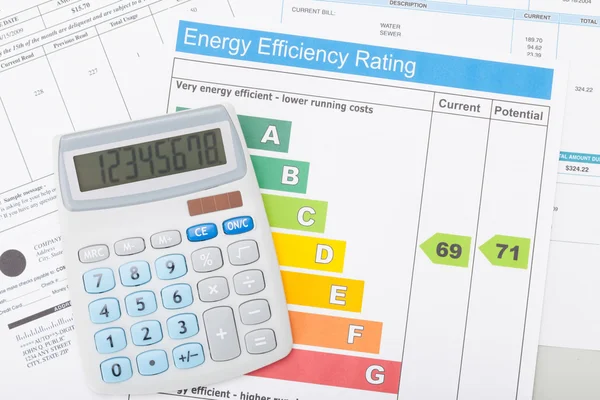 Calculadora con la carta de utilidad bill y energía eficiencia Fotos de stock