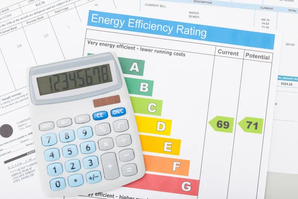 Calcolatrice con grafico di utilità bill ed energia efficienza Foto Stock