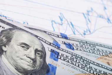 hisse senedi grafiği ve 100 ABD Doları banknot - studio vurdu