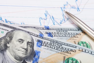 hisse senedi grafiği - stüdyo çekim üzerine kalem ile 100 ABD Doları banknot