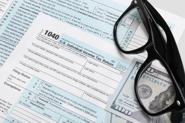 USA Tax Form 1040 with glasses and 100 US dollar bills — Stock Photo, Image