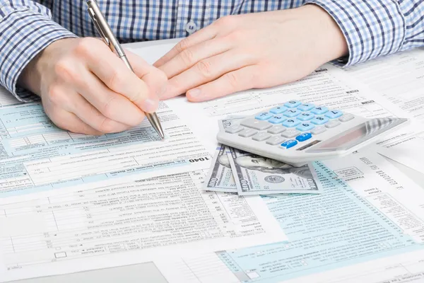 Male filling out 1040 USA Tax Form - studio shot — Stock Photo, Image
