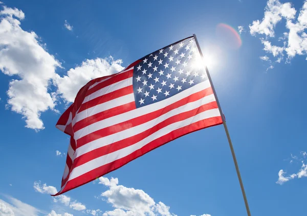 USA Vlag op blauwe lucht achtergrond — Stockfoto