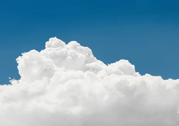 Cumulus bulutları - açık havada ateş ile mavi gökyüzü — Stok fotoğraf