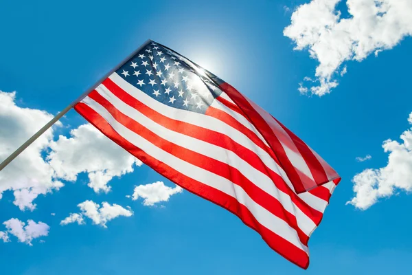 Bandera de Estados Unidos ondeando sobre fondo de cielo azul — Foto de Stock