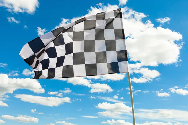 Race vlag met blauwe lucht en de wolken op achtergrond — Stockfoto