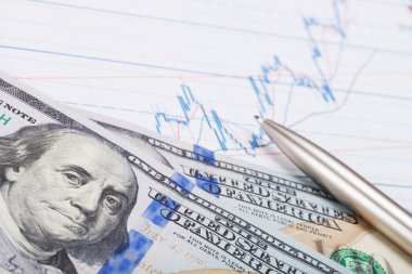 hisse senedi grafiği - stüdyo çekim üzerine kalem ile 100 ABD Doları banknot