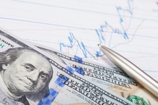 100 USA dollars banknote with pen over stock market chart - studio shot — Stock Photo, Image