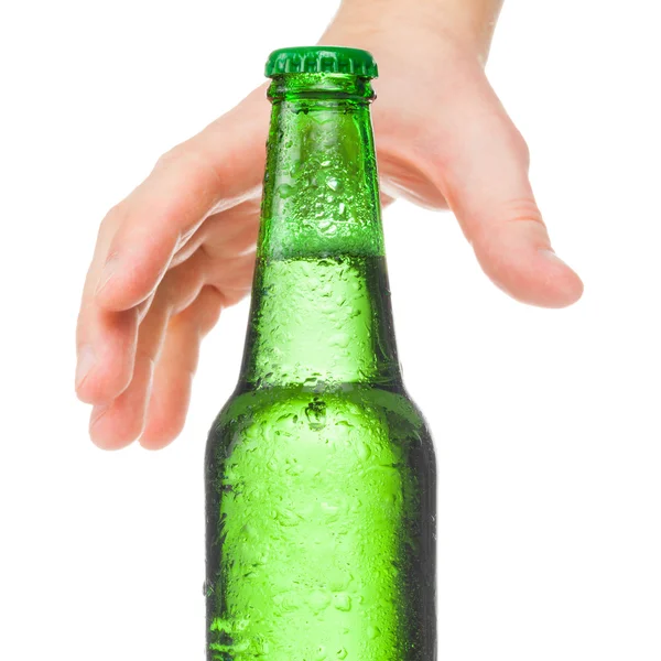 Mão tentando agarrar a garrafa de cerveja - studio shot - 1 para 1 relação — Fotografia de Stock