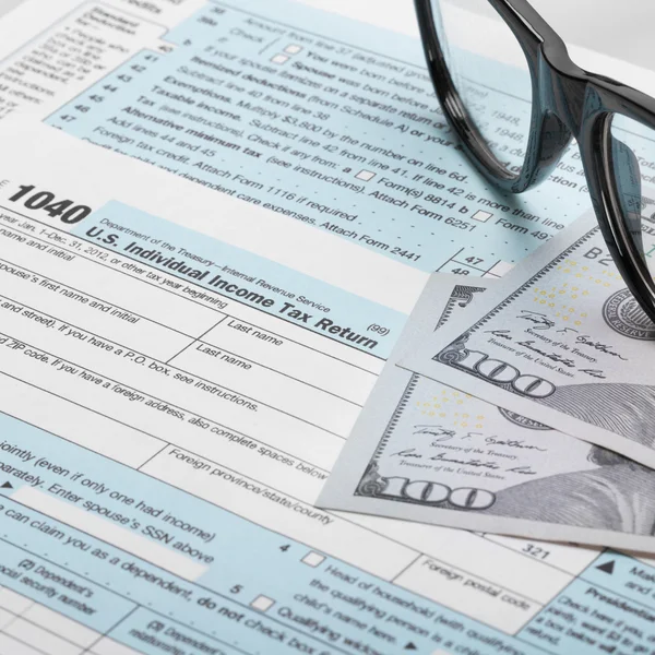 United States of America Tax Form 1040 with glasses - 1 to 1 ratio — Stock Photo, Image