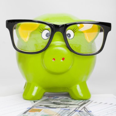 hisse senedi grafiği ile 100 dolarlık banknot - 1-1 oran üzerinden kumbara