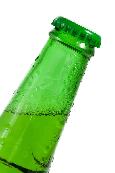 Garrafa de cerveja verde com gotas de água de superfície - studio atirou em fundo branco — Fotografia de Stock