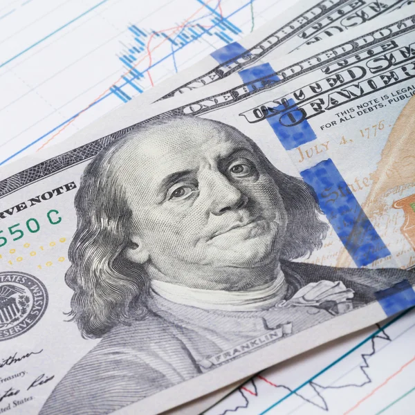 100 банкнот долларов США над фондового рынка графика - студия стрелять - соотношение 1 к 1 — стоковое фото