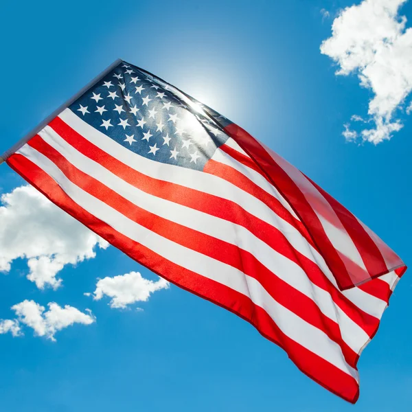 Bandeira EUA acenando sobre fundo de céu azul - a 1 relação — Fotografia de Stock
