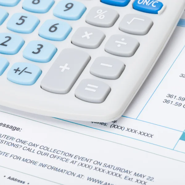 Receipt next to calculator - studio shot - 1 to 1 ratio — Stock Photo, Image