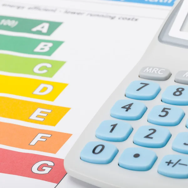 Calculadora con la carta de eficiencia energética - relación 1 a 1 —  Fotos de Stock