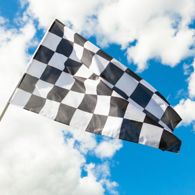 Mavi gökyüzü ve bulutlar zemin - 1-1 ile Rüzgar damalı bayrağı sallayarak oranı