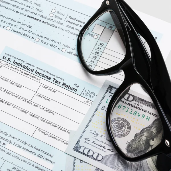 USA daňový formulář 1040 s brýlemi a 100 americké dolarové bankovky — Stock fotografie