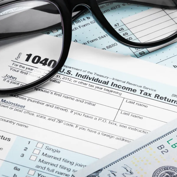 USA Tax Form 1040 with glasses and 100 US dollar bills — Stock Photo, Image