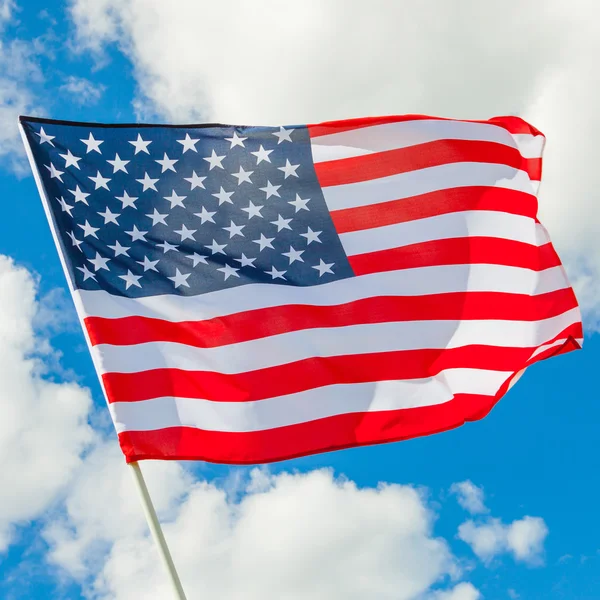 En el viento que agita la bandera de Estados Unidos con nubes blancas sobre fondo - relación 1 a 1 — Foto de Stock