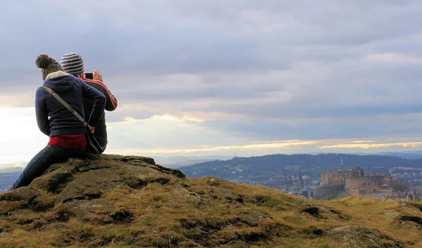 Jóvenes turistas en Edimburgo, Escocia . Imágenes De Stock Sin Royalties Gratis