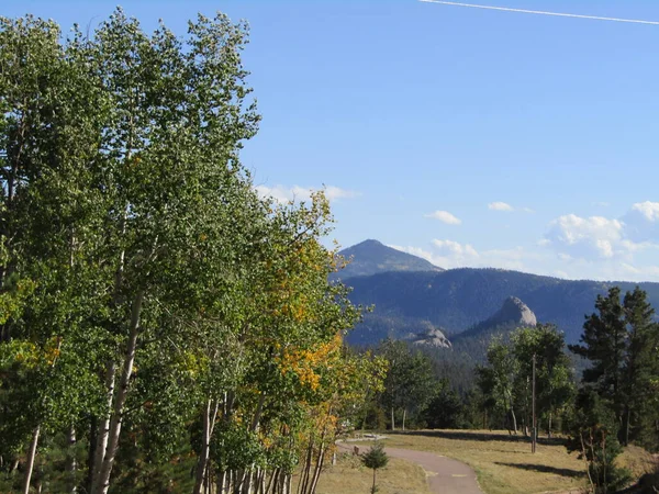 Cima Montagna Del Colorado Sullo Sfondo Con Carreggiata Alberata Primo — Foto Stock