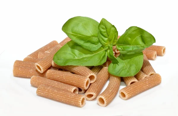 Basil and whole wheat pasta — Stock Photo, Image