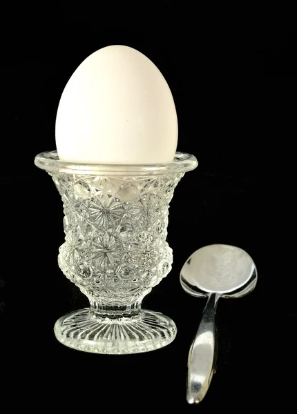 Huevo en una taza de huevo — Foto de Stock