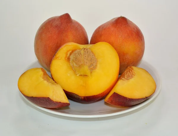 Персик и ломтики — стоковое фото