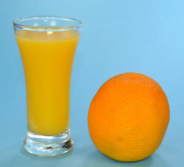 Jugo de naranja y una naranja —  Fotos de Stock