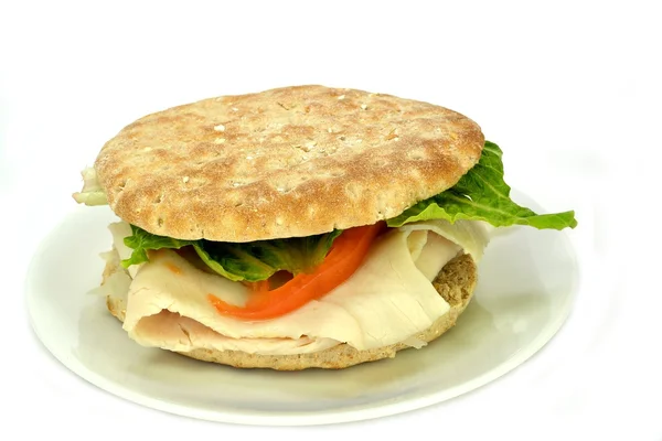 Volkoren tarwemeel flatbread kalkoen sandwich — Stockfoto