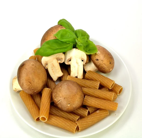 Baby bella paddestoelen, pasta en basilicum — Stockfoto