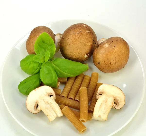 Baby bella paddestoelen, pasta en basilicum — Stockfoto